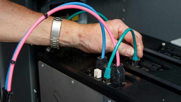 Physisch ist die Internetverbindung schnell aufgebaut. Doch knifflig wird es bei der Anmeldung des Speichers im Internet.