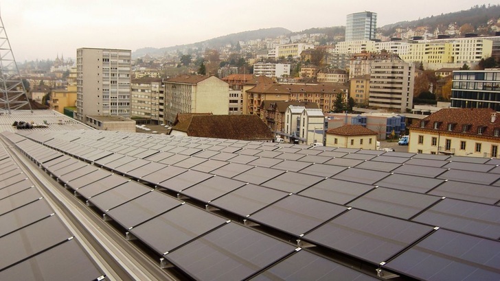 Gewerbliches Energiedach in Neuchatel. - © Solar Agentur Schweiz
