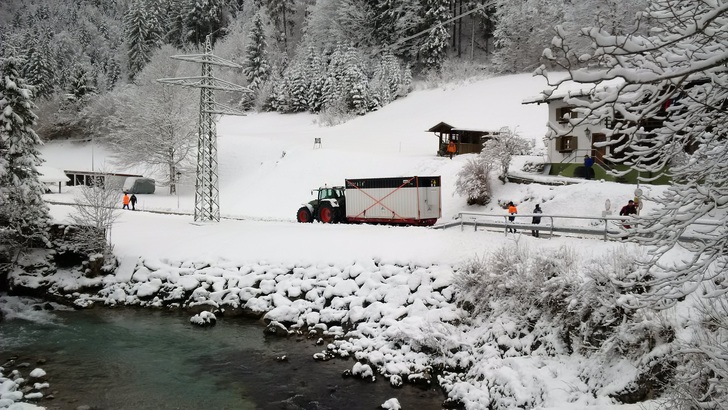 Der erste Großspeicher im Allgäu hat mehr als ein Megawatt Leistung. Der Antransport erfolgte durch eine verschneite Berglandschaft. - © Allgäuer Kraftwerke GmbH
 Der erste Großspeicher im Allgäu hat mehr als ein Megawatt Leistung. Der Antransport erfolgte durch eine verschneite Berglandschaft.