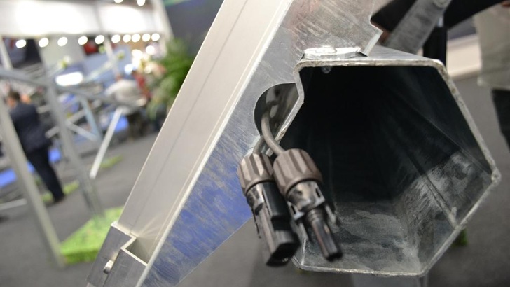 Beim diesem Trackersystem werden die Kabel in die Montageschienen integriert.