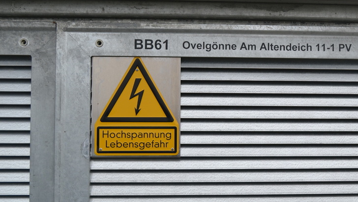 Die Spannungen in einer Photovoltaikanlage sind extrem hoch. Da gilt äußerste Vorsicht. Es gilt aber auch äußerste Sorgfalt bei der Instandhaltung der Anlage. Denn von ihr kann eine ganze Reihe von Gefahren ausgehen, wenn Fehler unentdeckt bleiben und nicht behoben werden. - © Velka Botička
