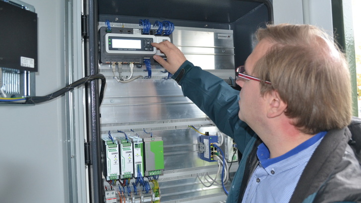 In großen Trafostationen ist in der Regel genug Platz für den Anschluss der Photovoltaikanlage an das Wechselstromnetz. Das ist in kleinen Hausanschlusskästen nicht immer der Fall.