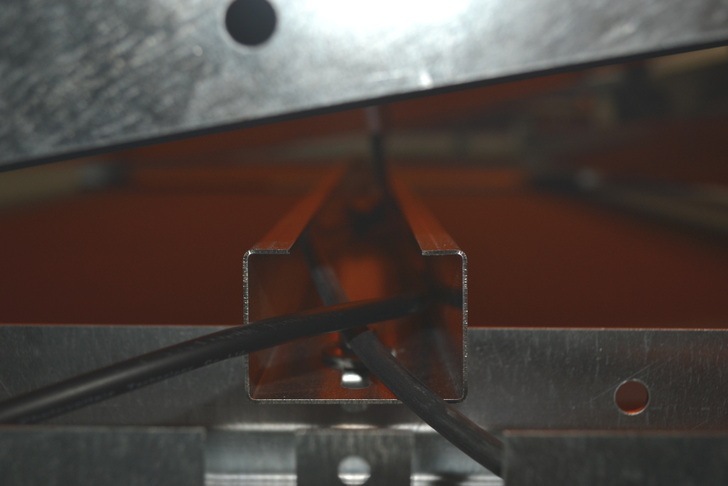 Nur bedingt gut: Die Kabel liegen zwar in einem separaten Kanal, werden aber am Ende über die scharfe Aluminiumkante geführt.