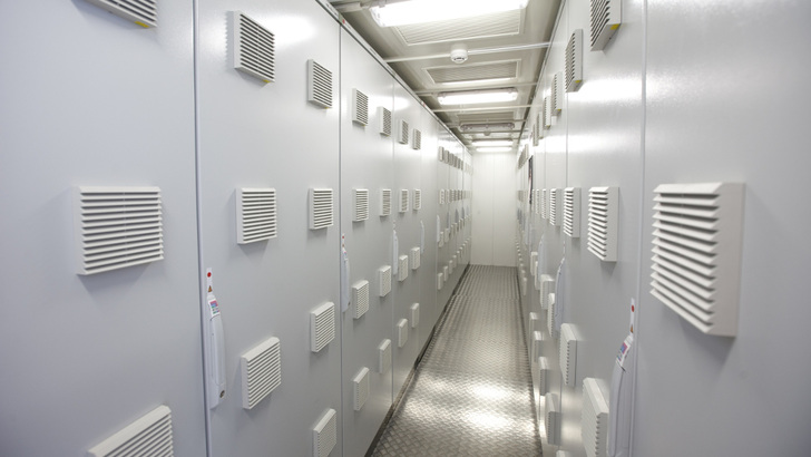 In den Containern sind nicht nur die Batterieblöcke untergrbracht, sondern auch die komplette Leistungselektronik und die Steuerung.