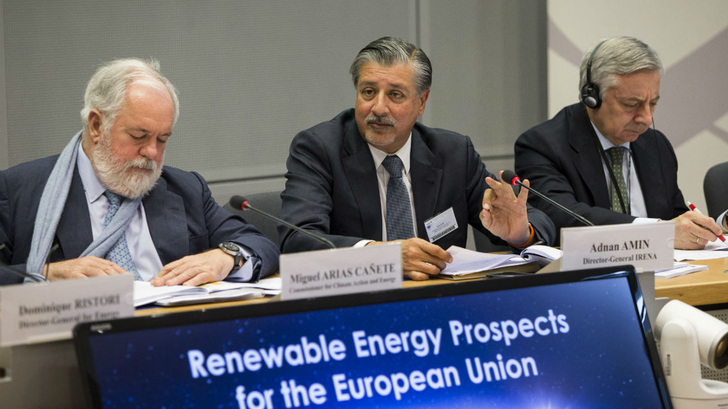 "Mit einer ehrgeizigen und realisierbaren neuen Strategie für erneuerbare Energie kann die EU Investoren und Entwicklern Sicherheit geben, die Wirtschaftstätigkeit stärken, Arbeitsplätze schaffen, die Gesundheit verbessern und die EU auf einen stärkeren Dekarbonisierungpfad bringen", sagt Adnan Z. Amin, Präsident der IRENA, bei der Vorstellung der Studie in Brüssel. - © IRENA
