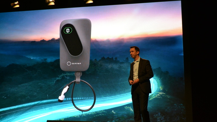 Steffen Schneider, Finanzschef von Sonnen, präsentiert die neue Ladestation in Berlin.
