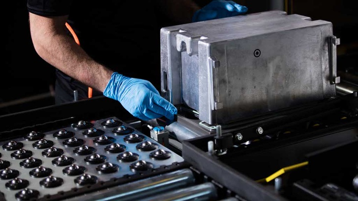 Mehr Energie auf dem gleichen Raum speichern: Solarwatt hat die Kapazität seiner Batteriepacks um zehn Prozent erhöht.