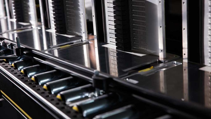 Bisher kommen die Batteriezellen vor allem aus Asien. Brüssel unterstützt jetzt den Aufbau einer eigenen Fertigung in Europa. Dann weredn einheimische Zellen bei den Speicherherstellern zu ganzen Solarbatterien zusammengesezt, wie hier bei Solarwatt in Frechen.