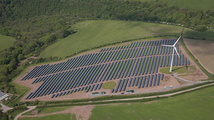 Wie hier im walisischen Cynogg sollen auch die Solarparks in den Niederlanden mit Windkraftanlagen kombiniert werden. - © Vattenfall

