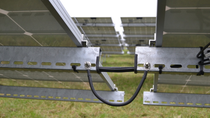 Eine vorbildliche Erdung verbindet alle Montagegestelle niederohmig miteinander und dann über ein Erdungskabel mit dem Boden. Der Widerstand in der gesamten Erdung ist bei jeder Inspektion zu messen.