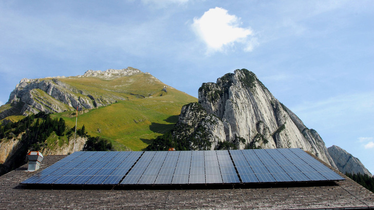 Österreich will hoch hinaus. Bis 2030 soll nur noch Ökostrom durch die Netze fließen. Der Ansturm auf die Förderung zeigt, dass die Nachfrage nach Solaranlagen riesig ist. - © Christine Kees/Stromaufwärts GmbH
