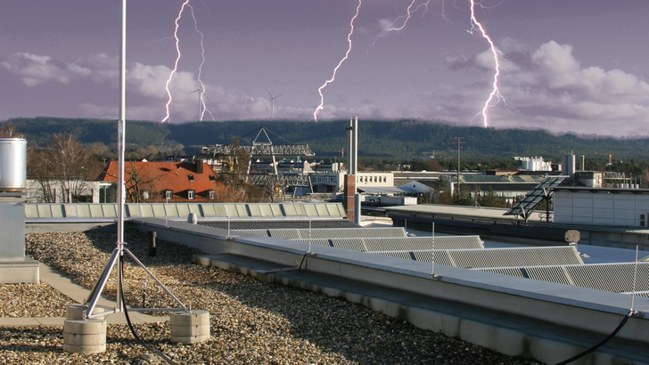 Fangstangen und ausreichender Blitzschutz sind ein Muss in der Photovoltaik, auch bei kleineren Anlagen. Denn niemand kann vorhersehen, wann und wo ein Blitz einschlägt. Die Folgen können verheerend sein.