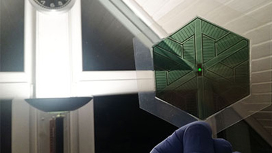 Auch bei geringster Lichteinstrahlung von gerade einmal 100 Lux reicht die Spannung aus den orgaischen Solarfolien aus, um zumindest eine LED zum leuchten zu bringen — oder einen Schalter zu betätigen.