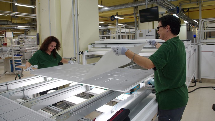 Mitarbeiterinnen bei der Ablage einer EVA-Folie.