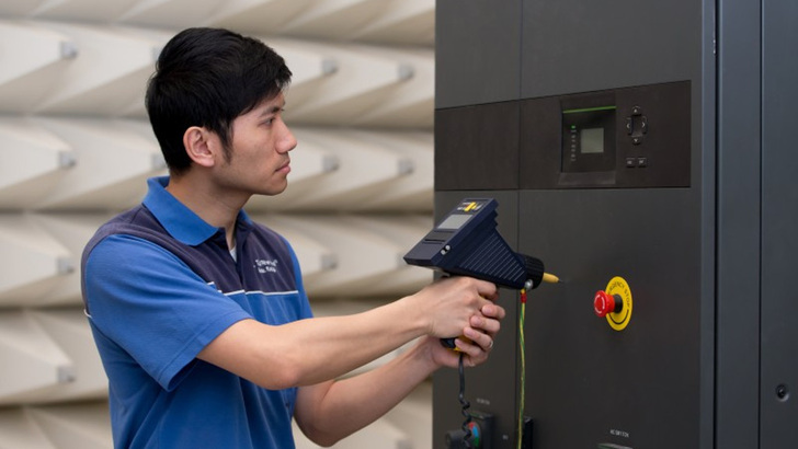 Innerhalb weniger Minuten konnten die Prüfer des TÜV Rheinland in die Wechselrichter eindringen.