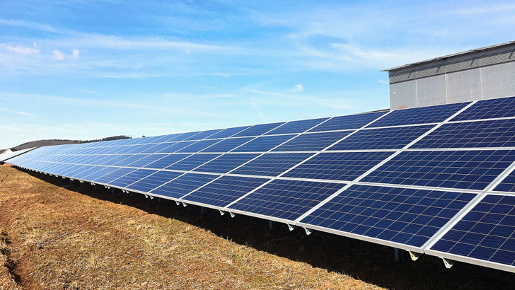 Der neue Solarpark von Viessmann ist aufgrund des honen Eigenverbrauchsanteils auch komplett ohne Einspeisevergütung wirtschaftlich. - © Viessmann
