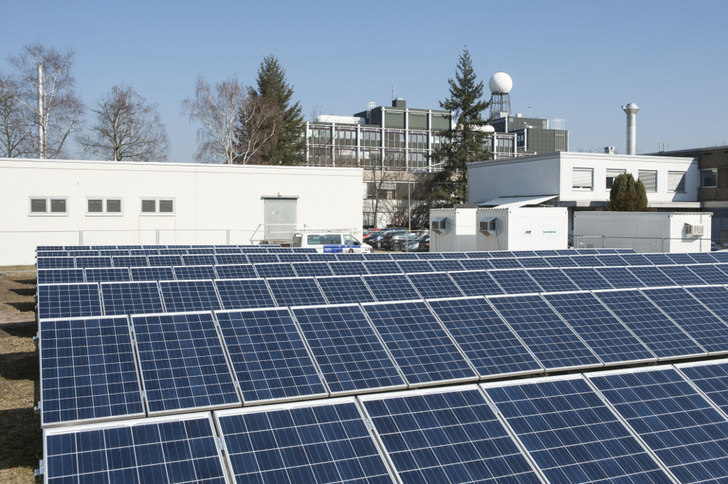 Die Bundesregierung will mittelständische Eigenverbraucher weiterhin mit der Sonnensteuer belegen, während sie der Großindustrie üppige Nachlässe bei der Zahlung der EEG-Umlage gewährt. - © Solarwatt
