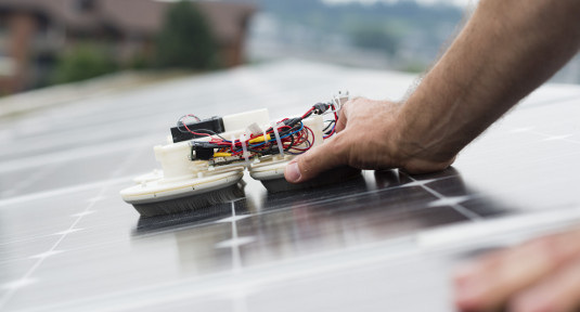 Für die Reinungugn von Solarmodulen wurden spezielle Technolgien entwickelt. Sie werden ständig verbessert, um ein möglichst gutes Ergebnis unter Ausschluss von Schäden zu erzielen. Hier zu sehen: Ein Putzroboter, der von Wissenschaftlern der Hochschule Luzern neu entwickelt wurde.