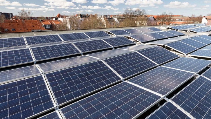 Die Anlage auf dem Dach des Mehrfamilienhauses in Käthnerort im Stadtteil Barmbeck ist das erste von zwölf Mieterstromprojekten, das Vattenfall in den kommenden Monaten in Hamburg errichten wird. - © Vattenfall
 Die Anlage auf dem Dach des Mehrfamilienhauses in Käthnerort im Stadtteil Barmbeck ist das erste von zwölf Mieterstromprojekten, das Vattenfall in den kommenden Monaten in Hamburg errichten wird.