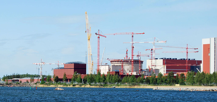 Seit 2005 wird in Olkiluoto/Finnland an einem EPR-Reaktor gebaut, Inbetriebnahmedatum ungewiss, Baukosten neun Milliarden Euro (Angabe von 2015). - © Kallerna/Wikipedia
