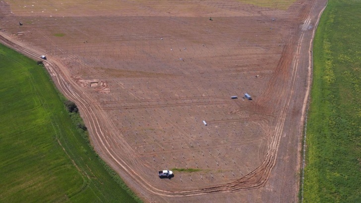 Sonne ist da, der Boden bestellt: hier soll der Solarpark Don Rodrigo entstehen. - © Baywa r.e.
