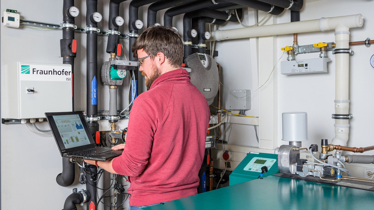 Die Freiburger Wissenschaftler haben die Lösung zunächst in ihrem Smart Energy Labmit einem Mikro-BHKW getestet. Die Lösung hat sich in einem anschließenden Feldtest im Netzgebiet der Stadtwerke Ahaus bewährt. - © Fraunhofer ISE
