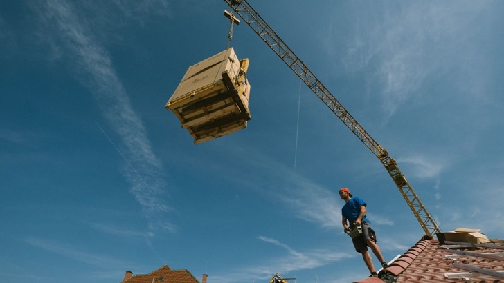 Mit Schwung aufs Dach: Montage der Generatoren auf dem Ost-West-Dach.