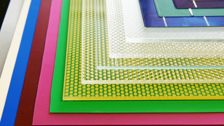 Verschiedene Materialien und das Design nach Kundenwünschen: Die Herstellung von Modulen zur Integration in Fassaden ist eigentlich nichts für die Massenfertigung. Doch mit dem neuen Konzept könnte eine Serienproduktion gelingen.