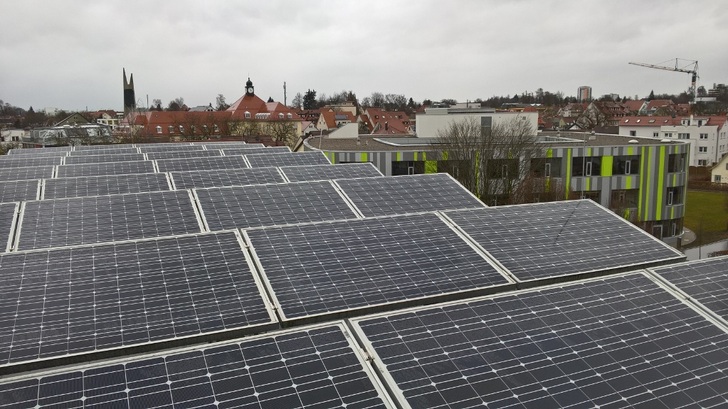 Die Solaranlage auf dem Dach des Carl-Lämmle-Gymnasiums ist einer von drei Generatoren, die zum Start von Biberenergie die Kunden beliefern. - © BEG Laupheim
