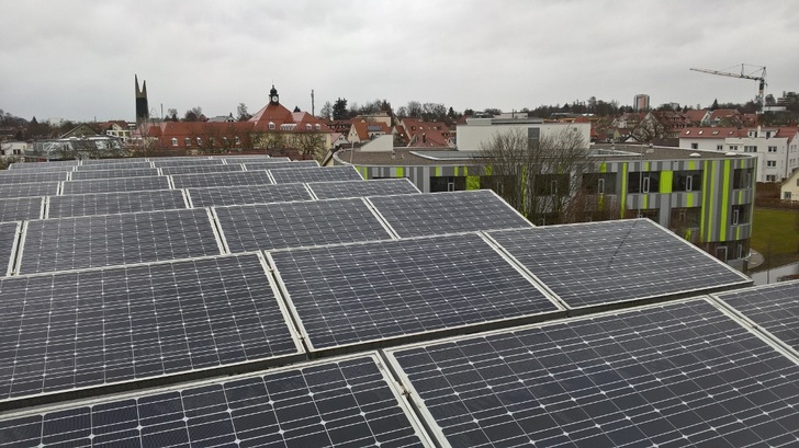 Die Solaranlage auf dem Dach des Carl-Lämmle-Gymnasiums ist einer von drei Generatoren, die zum Start von Biberenergie die Kunden beliefern.