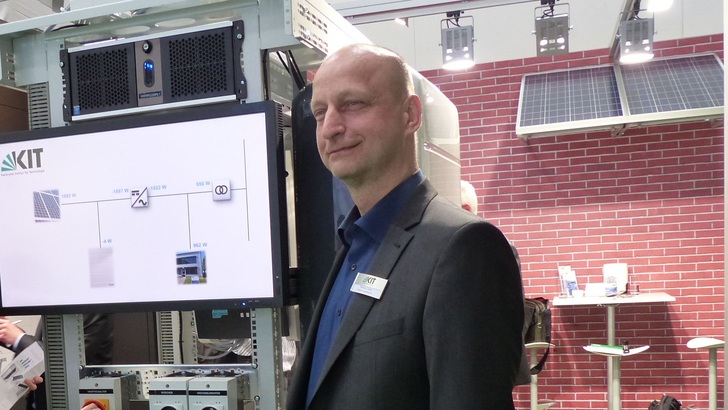 Timke war am Karlsruher Institut für Technologie (KIT) insbesondere für Transport- und Betriebssicherheit elektrischer Stromspeicher zuständig. Hier auf der Intersolar 2016.