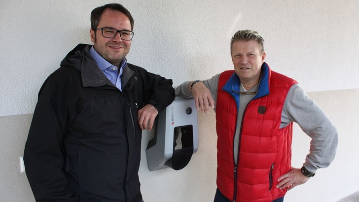 Architekt Errol Munding (rechts) hat die Sanierung geplant und die Gewerke koordiniert. Links: Stefan Ronzani von den Stadtwerken Stuttgart.