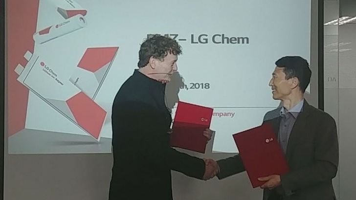 Sven Bauer bei der Unterzeichnung in Südkorea.