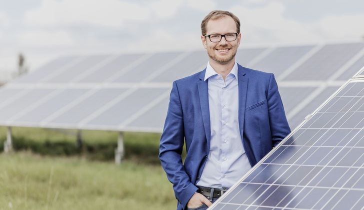 Florian Furtlehner von der DKB ist Ingenieur. Er arbeitet bei der DKB als Experte für Qualitätssicherung in der Finanzierung von Solaranlagen. - © Monique Wüstenhagen/DKB
