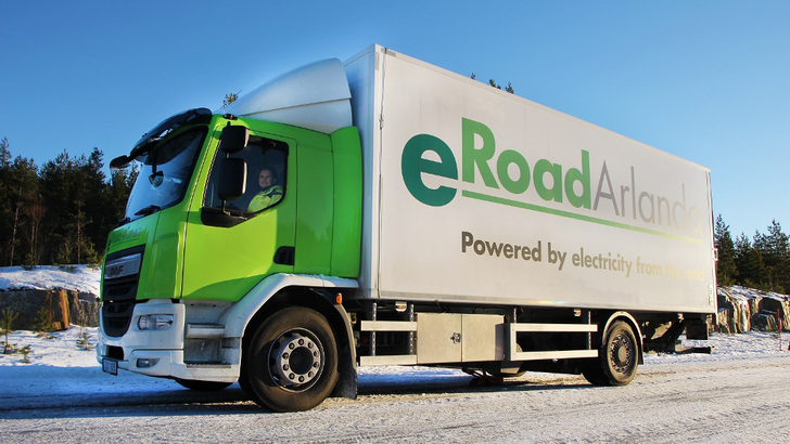 Die Stromabnehmer am Fahrzeugboden sind kaum zu sehen. Der Vorteil gegenüber Oberleitungen ist, dass damit auch Pkw geladen werden können.