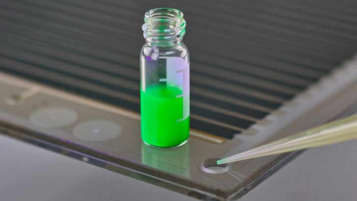 Die geschmolzene Halbleiterflüssigkeit wird er in die Zelle gefüllt, wenn deren Grundgerüst komplett fertig ist.