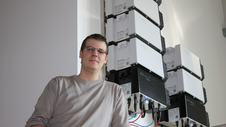 26,4 Kilowattstunden Strom fasen die Speicher im Gebäude in Gütersloh. Drei Sonnenstunden reichen aus, um ihn zu beladen.