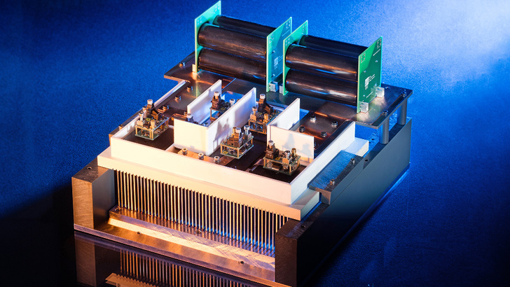 Das Herzstück des neuen Wechselrichters: Ein einphasiger Leistungsstack mit Feldeffekttransistoren mit einer Sperrspannung von 15 Kilovolt, Treibern und anteiligen Zwischenkreiskondensatoren.