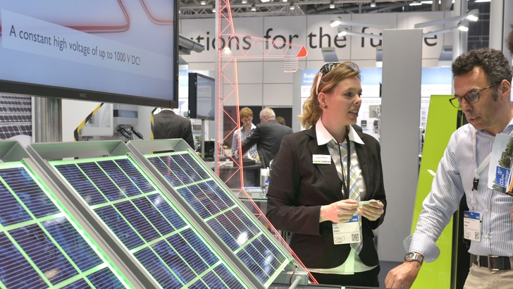 Besucher der Messe mit vielen Side Events und Sonderschauen sollten sich im Voraus orientieren. - © Solar Promotion
