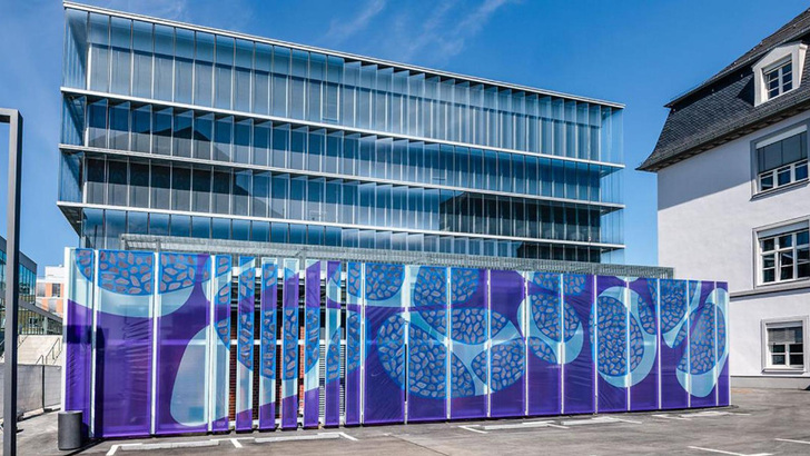 Die Fassade wurde komplett nach den Vorgaben des Architekten und gemäß des äußeren Erscheinungsbildes von Merck realisiert.