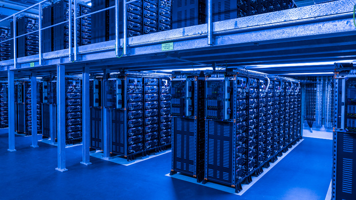 Große Batteriespeicher gelten derzeit als die beste Optioon, die fluktuierende Erzeugung von Solar- ind Windstrom ins System zu integrieren und die Netzkosten gleichzeitig zu senken.