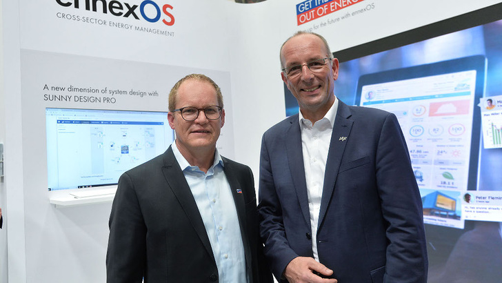 SMA-Vorstand Jürgen Reinert und MVV-Vorstand Ralf Klöpfer haben auf der Intersolar die gemeinsame Vermarktungskooperation vorgestellt.