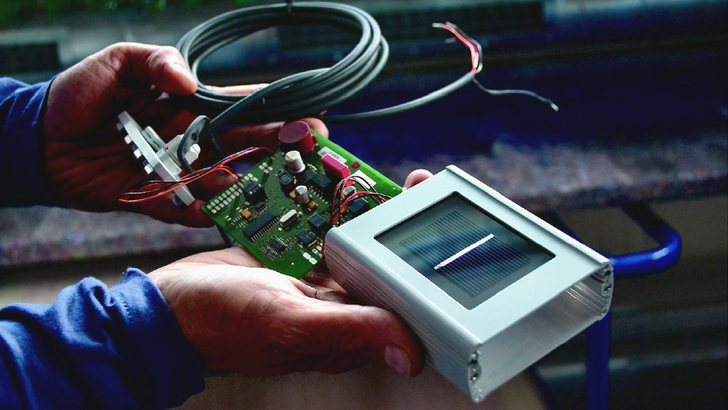 Der Einstrahlungssensor besteht aus einer kleinen einlaminierten Solarzelle und einer Platine. In diesem Gerät ist kein Thermometer integriert. Dieses wird von außen angeschlossen und liefert die aktuellen Temperaturdaten der Moduloberfläche.