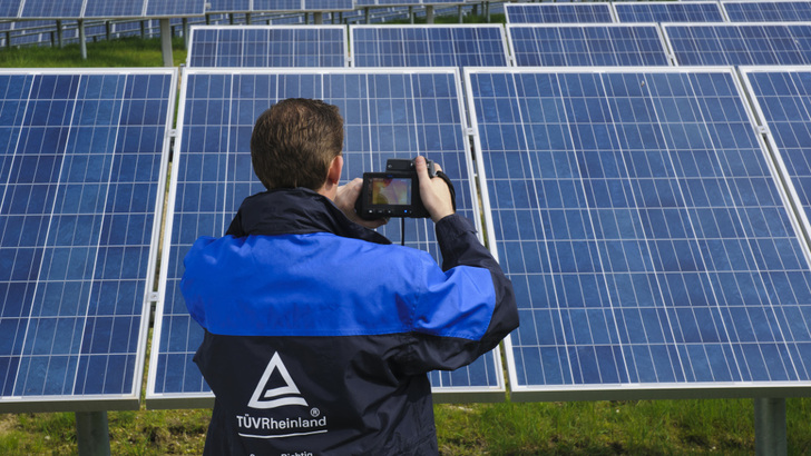 Die großen Thermografiekameras ermöglichen sehr aussagekräftige Wärmebilder. Ist die Kamera richtig eingestellt, werden diese sogar vor Gericht als Beweismaterial zugelassen. Wenn sie genügend Bilder pro Sekunde abspeichern, können sie auch zur Thermografie einer Anlage aus der Luft eingesetzt werden. - © TÜV Rheinland
