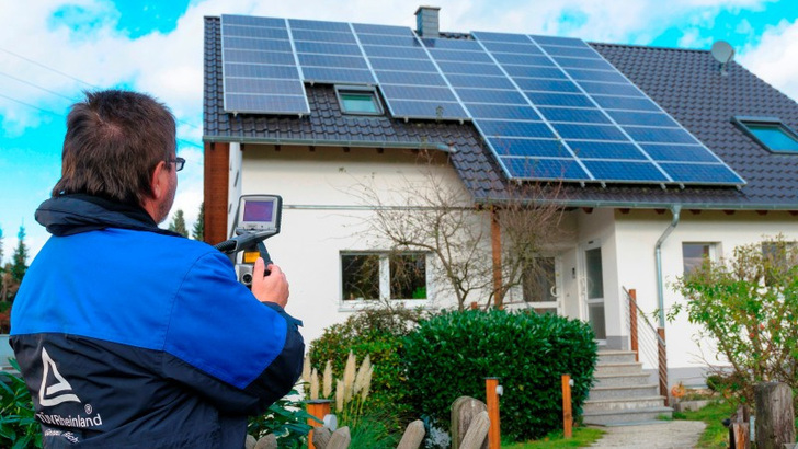 Für die Thermographie von Dachanlagen ist ein schwenkbarer Bildschirm oder ein schwenkbares Objektiv hilfreich. - © TÜV Rheinland
