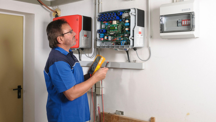 Solaranlagen mit einer Leistung von mehr als 100 Kilowatt müssen in Zukunft gestaffelt abregeln. Viele Generatoren müssen jetzt nachgerüstet werden. - © TÜV Rheinland
 Solaranlagen mit einer Leistung von mehr als 100 Kilowatt müssen in Zukunft gestaffelt abregeln. Viele Generatoren müssen jetzt nachgerüstet werden.