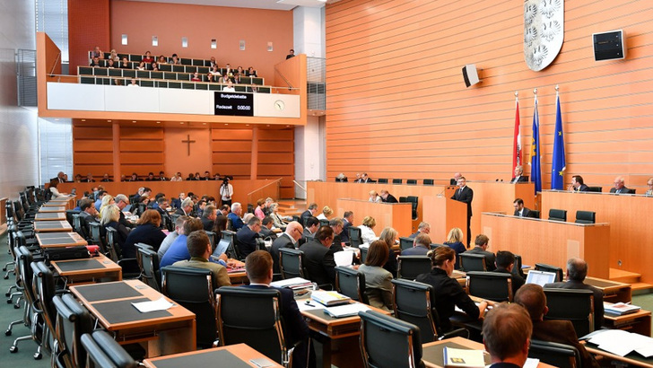 Der Landtag in St. Pölten hat einstimmig beschlossen, dass Photovotlaikanlagen bis zu einer Leistung von 200 Kilowatt ohne vorherige Genehmigung gebaut werden dürfen. - © NLK/Burchhart
