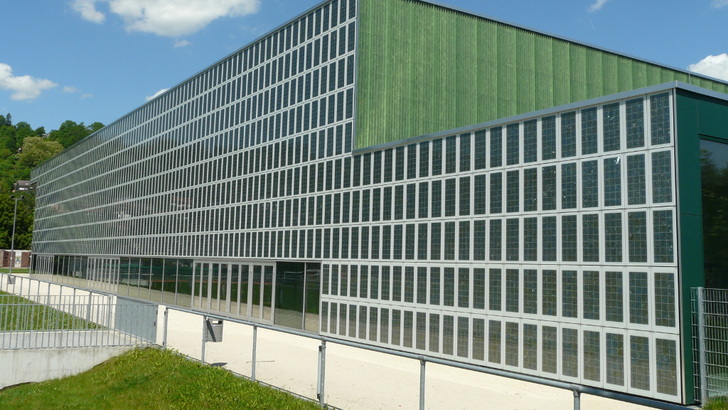 Wie hier an der Fassade der Paul-Horn-Arena sollen alle neue Gebäude in Tübingen mit einer Solaranlage bestückt werden. - © Stadtwerke Tübingen
