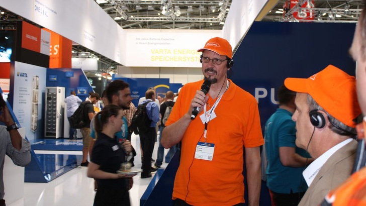 Tourguide Christian Steinberg mit Teilnehmern der PV Guided Tours.