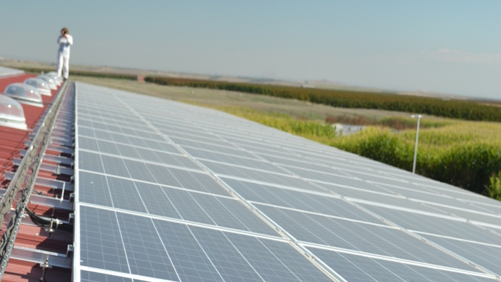 Solaranlagen werden immer preiswerter. Das führt zum Rückgang der Investitionssummen.